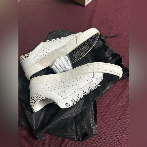 Vintage Havana Sneakers - Picture 9 of 11